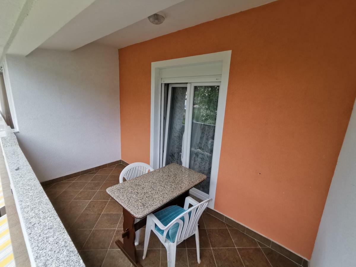 Apartment Martina Banjol Exterior photo